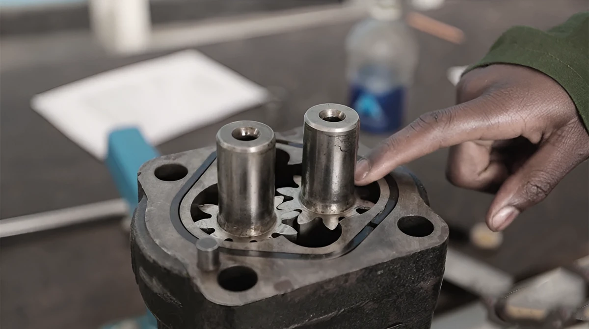 آشنایی با طرز کار پمپ دنده ای 8 how gear pumps work4